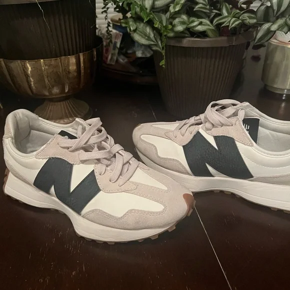 New Balance White and Black Athletic Shoes. Size 8 - Picture 2 of 7